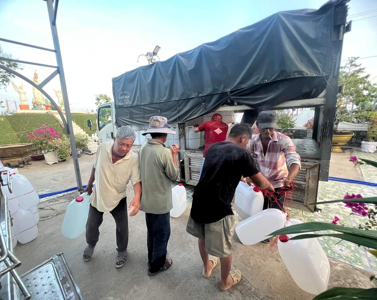 Giáo xứ Chánh tòa Mỹ Tho cấp nước ngọt cho bà con vùng huyện Tân Phú Đông